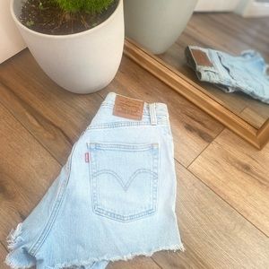 Levi’s Ribcage Shorts